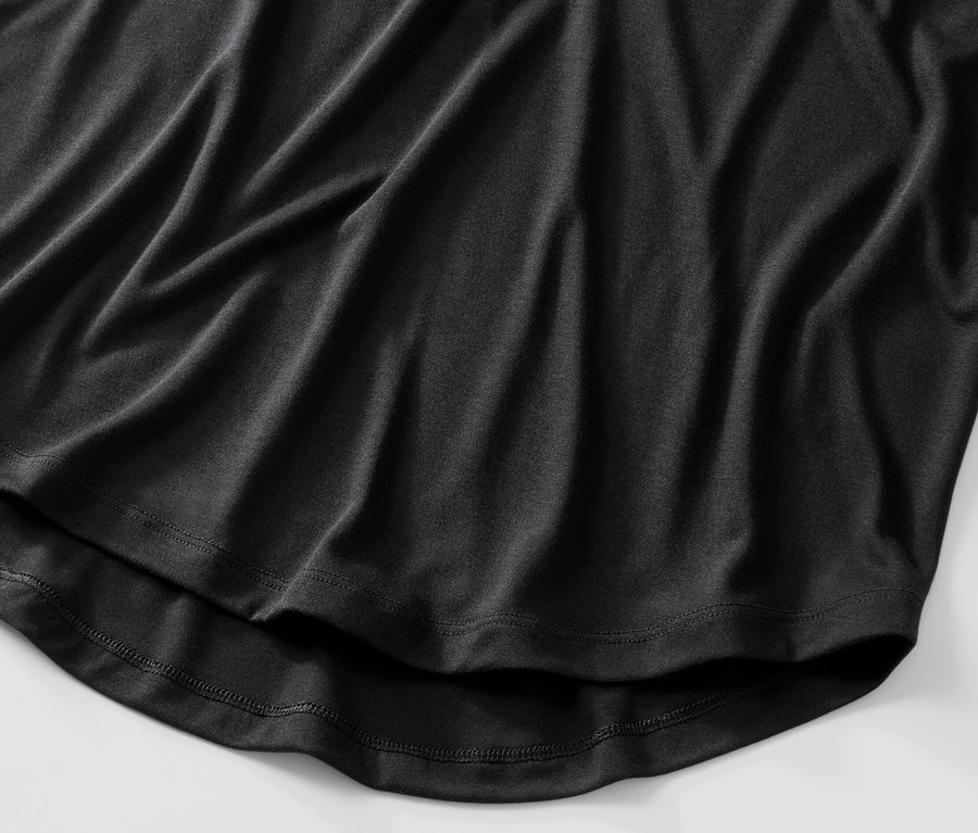 Detailaufnahme eines schwarzen Longshirts.