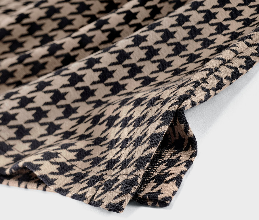 Detailansicht eines Sweatshirts mit 3/4-Arm und Hahnentrittmuster.