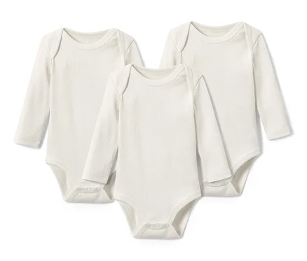 Drei weiße Baby-Ripp-Langarmbodys liegen auf einem weißen Untergrund.