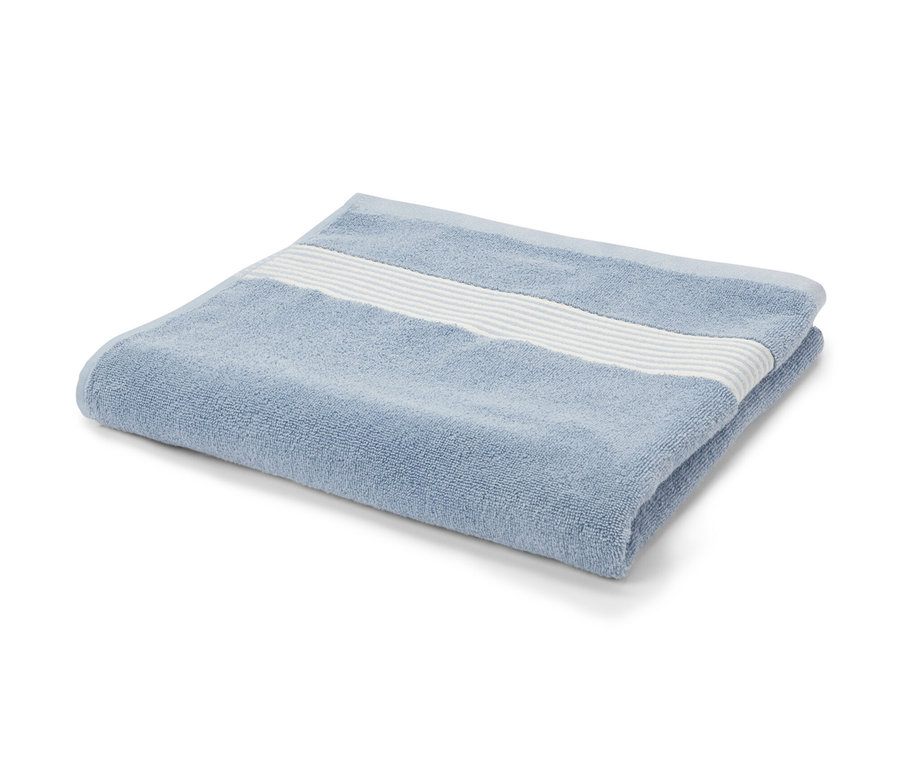 Ein blaues Premium-Badetuch liegt gefaltet.