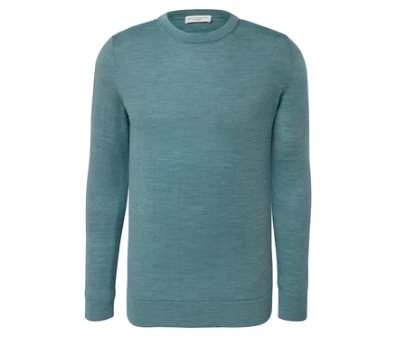 Ein hellblau melierter Merino-Pullover liegt auf einem weißen Hintergrund.