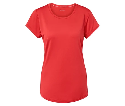 Rotes Kurzarm-T-Shirt auf weißem Hintergrund.