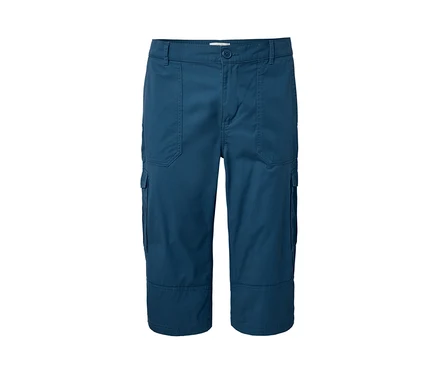 Blaue Cargo-Bermuda in 3/4-Länge.