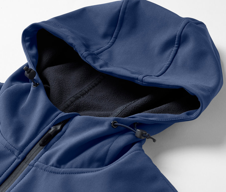Detailansicht einer marineblauen Softshelljacke mit Kapuze.