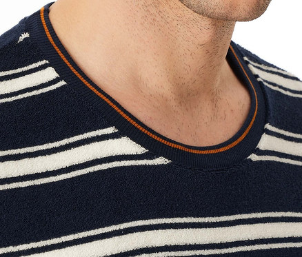 Detailansicht eines Mannes mit einem dunkelblauen, gestreiften Rundhals-Pullover.