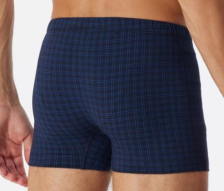 Mann von hinten in dunkelblauen karierten SCHIESSER Shorts.