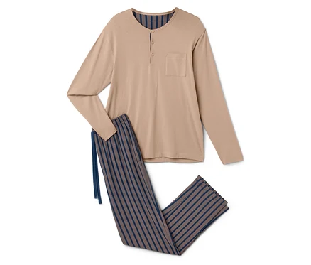 Beiger Schlafanzug mit langen Ärmeln und Brusttasche, dazu eine blau gestreifte Hose mit Kordelzug.