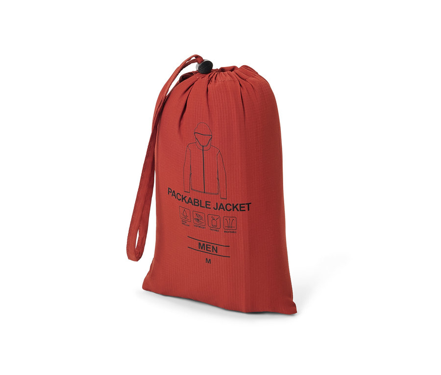 Ein roter Kordelzugbeutel mit der Aufschrift "PACKABLE JACKET".