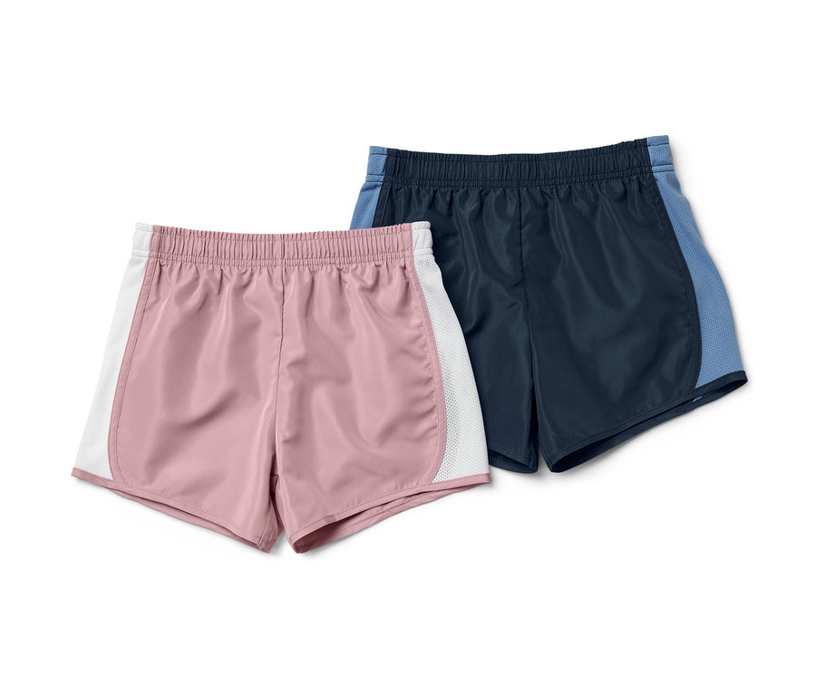 Zwei Kinder-Sportshorts, eine rosafarbene mit weißen Details und eine marineblaue mit hellblauen Details.