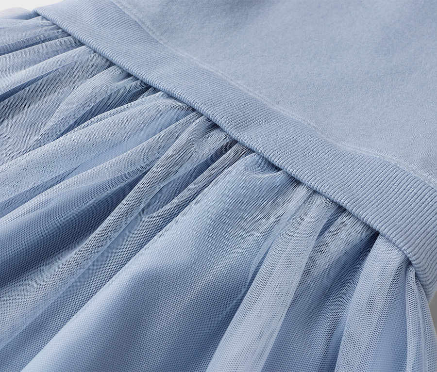 Detailaufnahme eines hellblauen Tüllrocks mit elastischem Bund.