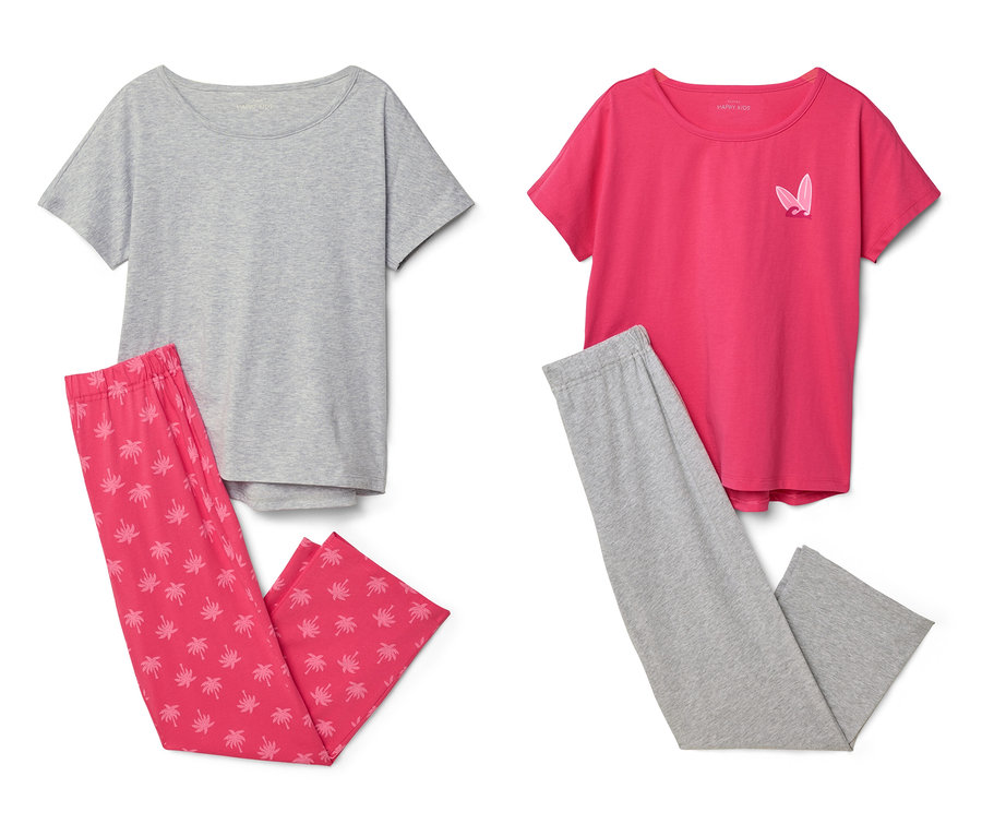 Zwei Pyjama-Sets, eines mit einem grauen Oberteil und einer pinken Hose mit Palmen, das andere mit einem pinken Oberteil mit Surfbrett-Motiv und einer grauen Hose.