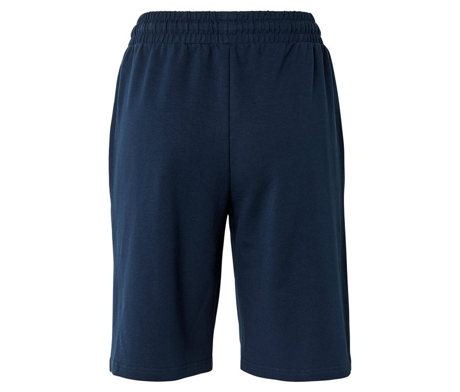 Nahaufnahme von marineblauen Shorts mit elastischem Bund.