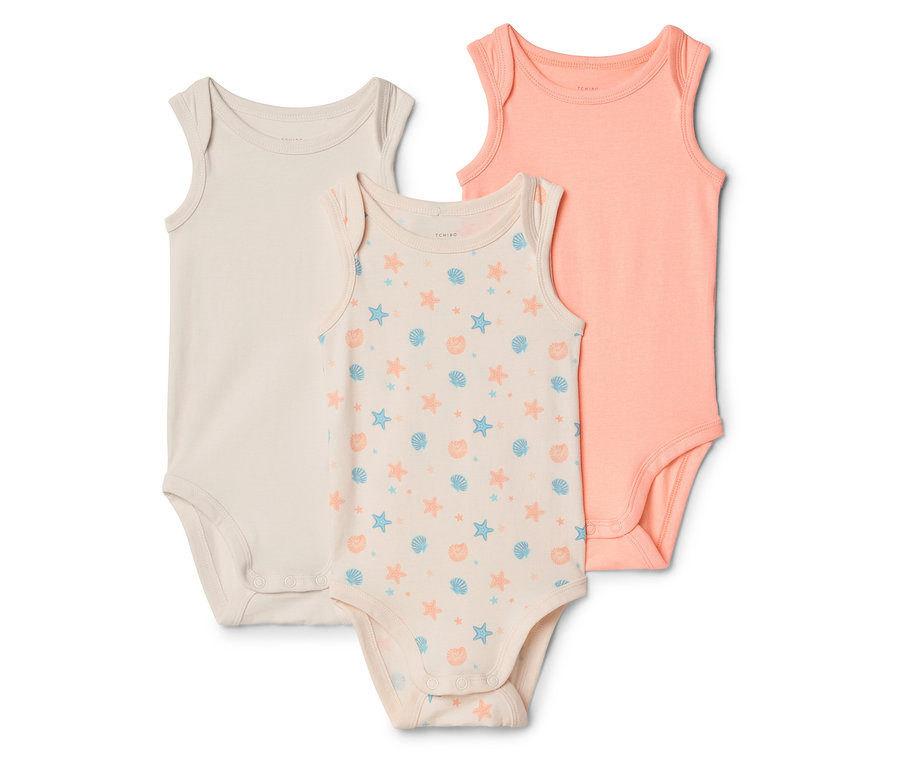 Drei ärmellose Babybodys in Beige, mit Seesternen und Muscheln bedruckt und in Lachsfarbe liegen nebeneinander.