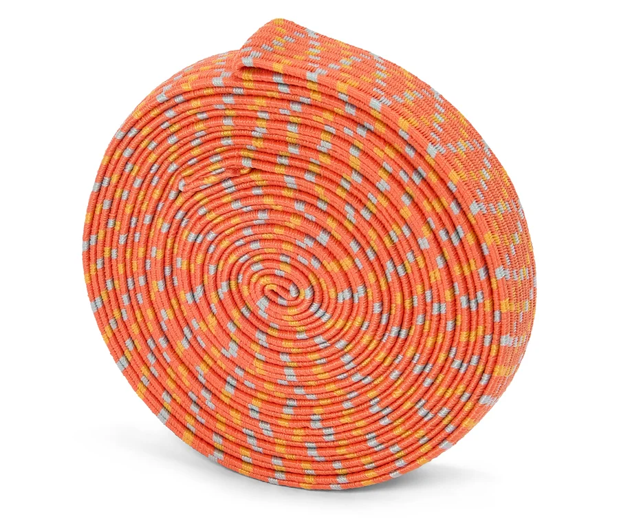 Aufgerollte orangefarbene Kordel mit gelben und grauen Punkten.