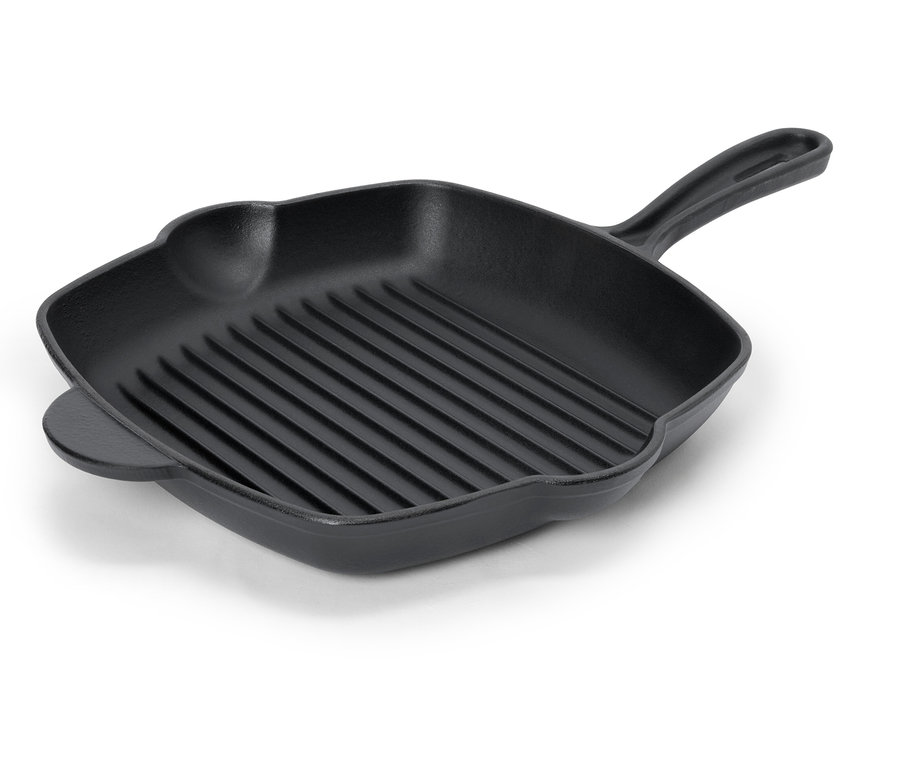 Eine schwarze Grillpfanne mit Rillen und einem Griff liegt auf einer weißen Oberfläche.