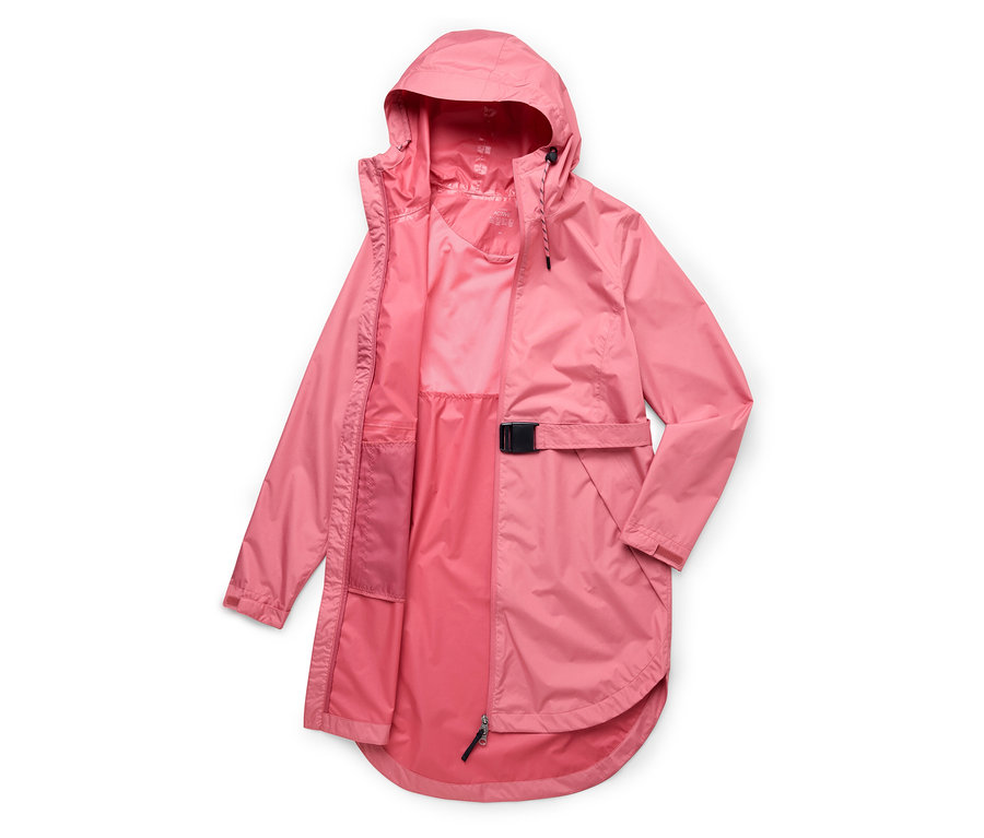 Offene, rosafarbene Regenjacke mit Kapuze und Gürtel liegt auf weißem Grund.