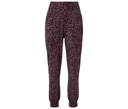 Lila Jogginghose mit schwarzem Leopardenmuster, hoher Bund und elastische Bündchen.