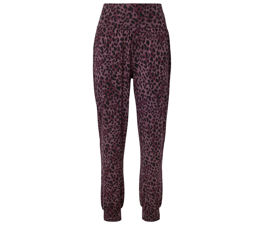 Lila Jogginghose mit schwarzem Leopardenmuster, hoher Bund und elastische Bündchen.