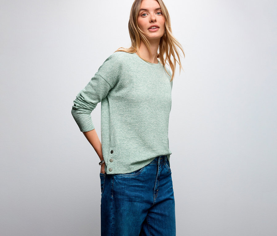Frau trägt ein Street One Shirt mit Struktur und Jeans.