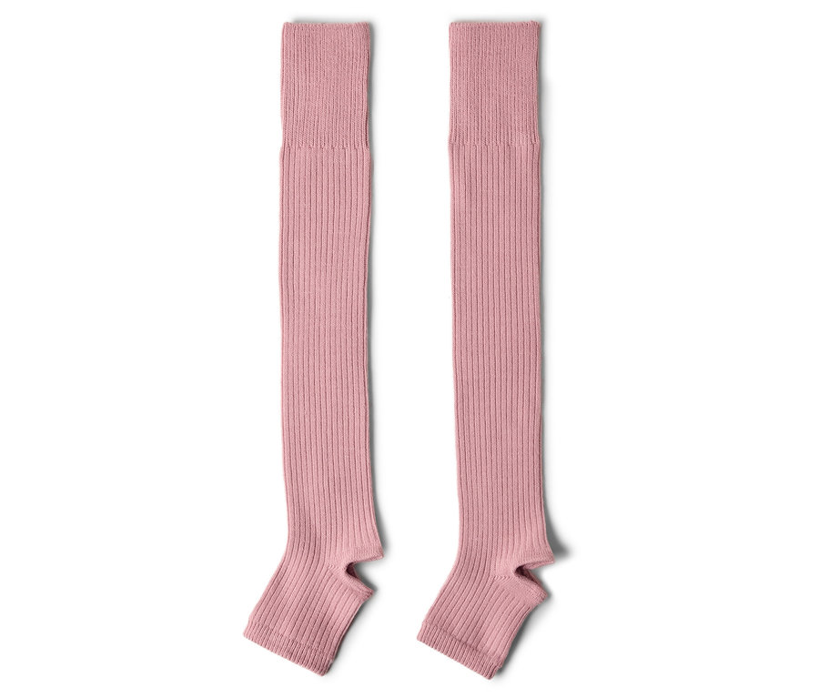 Zwei lange, gerippte, rosa Yoga-Socken liegen nebeneinander auf einem weißen Hintergrund.