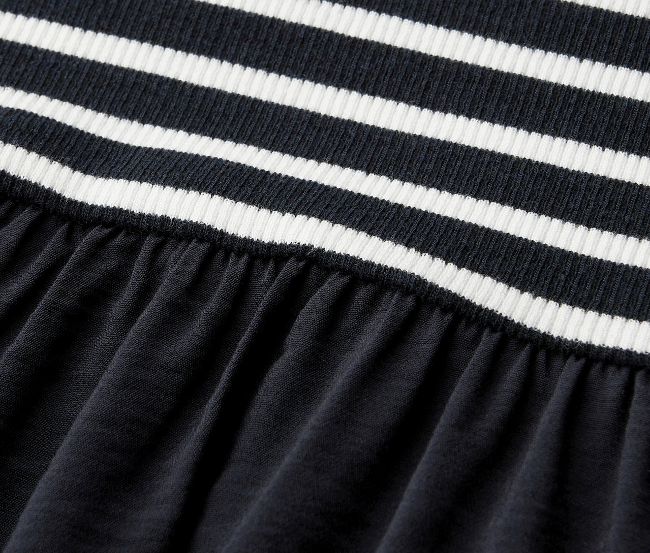 Nahaufnahme vom gestreiften Oberteil und Rockteil des Street One Kleids.