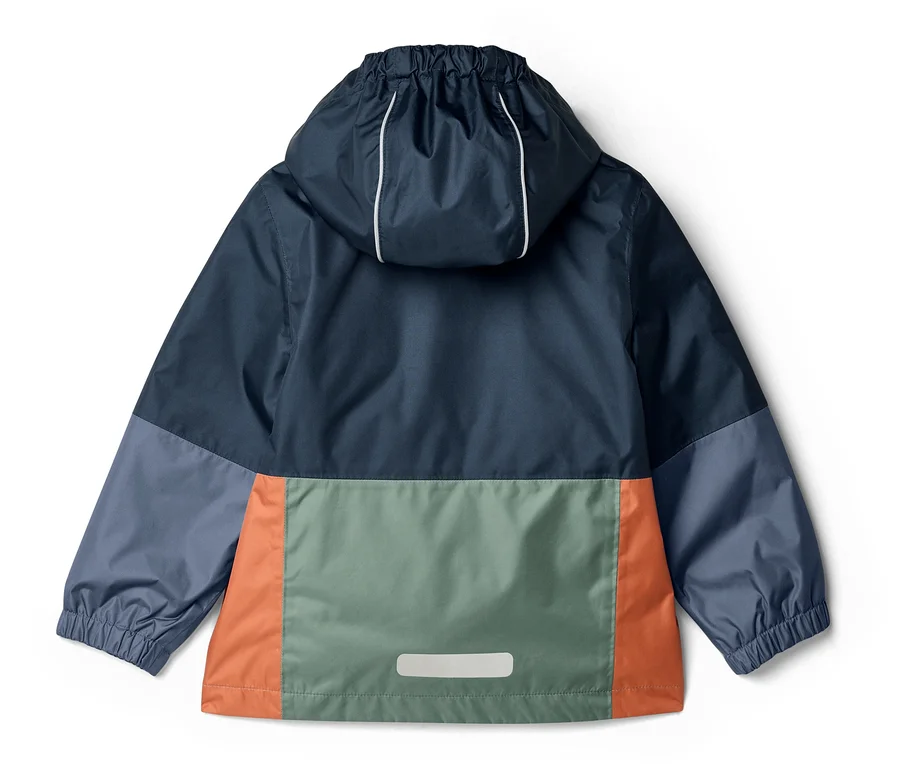 Rückansicht einer Kinderjacke mit Kapuze in Blau, Grün, Orange und Grau. Die Kapuze hat weiße Kordeln.