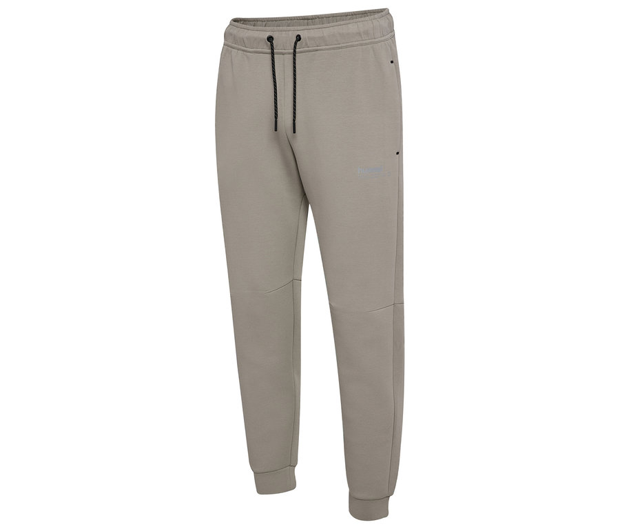 Detailaufnahme einer beigen HUMMEL Herren-Jogginghose mit Kordelzug und Bündchen.