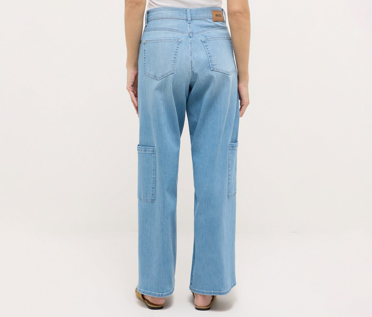 Rückansicht einer Frau, die Angels Denim »Liva« Cargo Wide Leg Jeans und Sandalen trägt.