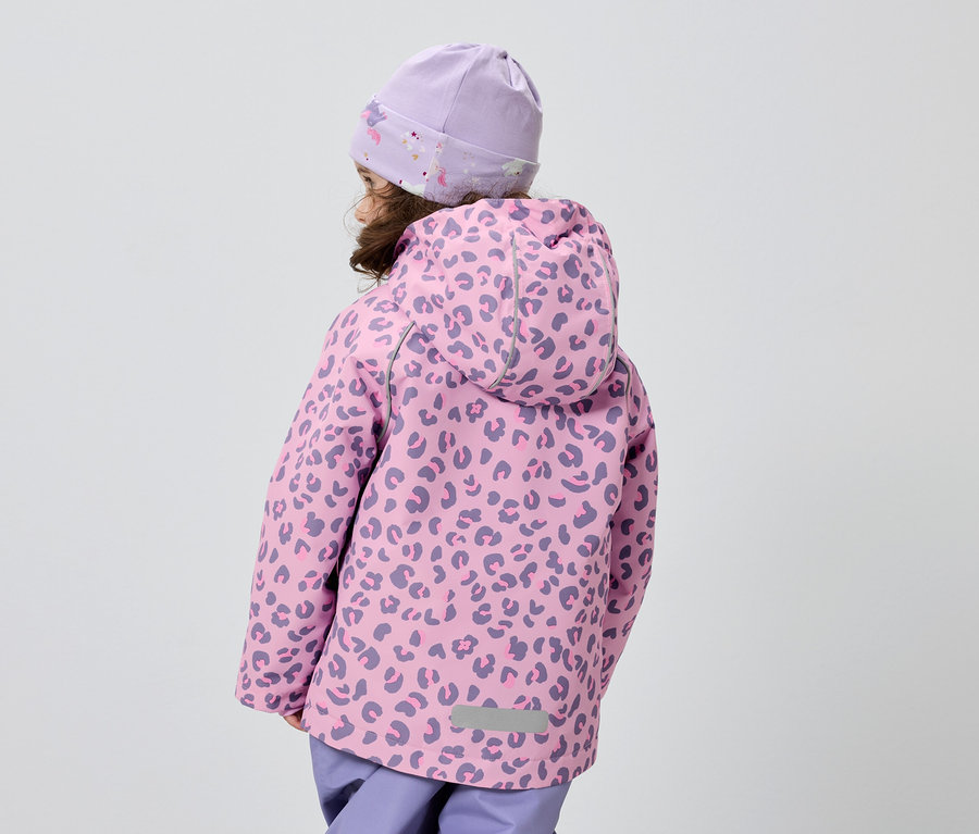 Rückansicht eines Kindes mit lila Mütze und rosa Jacke mit Leopardenmuster vor einem grauen Hintergrund.