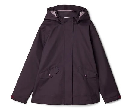 Lila Regenjacke mit Kapuze, durchgehender Knopfleiste, zwei Taschen mit Knöpfen und roten Bündchen.