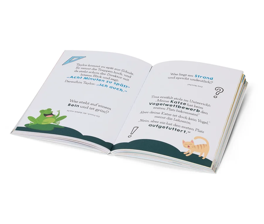 Aufgeschlagenes Buch mit Text und Illustrationen eines Frosches und einer Katze.