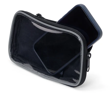 Ein schwarzes Smartphone liegt in einer schwarzen Tasche mit durchsichtiger Oberseite.