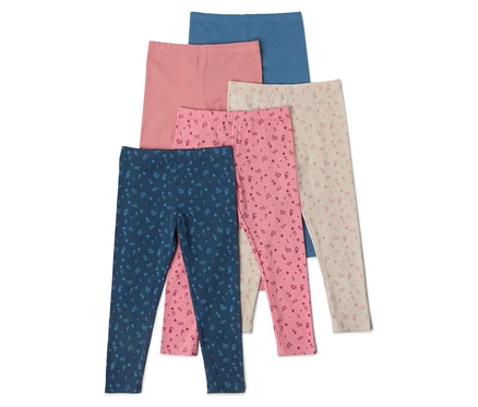Fünf Kinderleggings in Blau, Rosa, Altrosa und Beige liegen übereinander. Die blauen, altrosa und beigen Leggings sind mit Blümchen bedruckt.