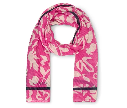 Ein rosa Schal mit weißem Blumenmuster und dunklen Streifen an den Enden liegt flach.