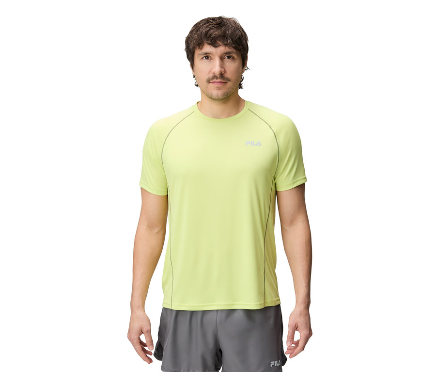 Mann trägt ein limettengrünes FILA Herren-Funktionsshirt und graue Shorts vor weißem Hintergrund.