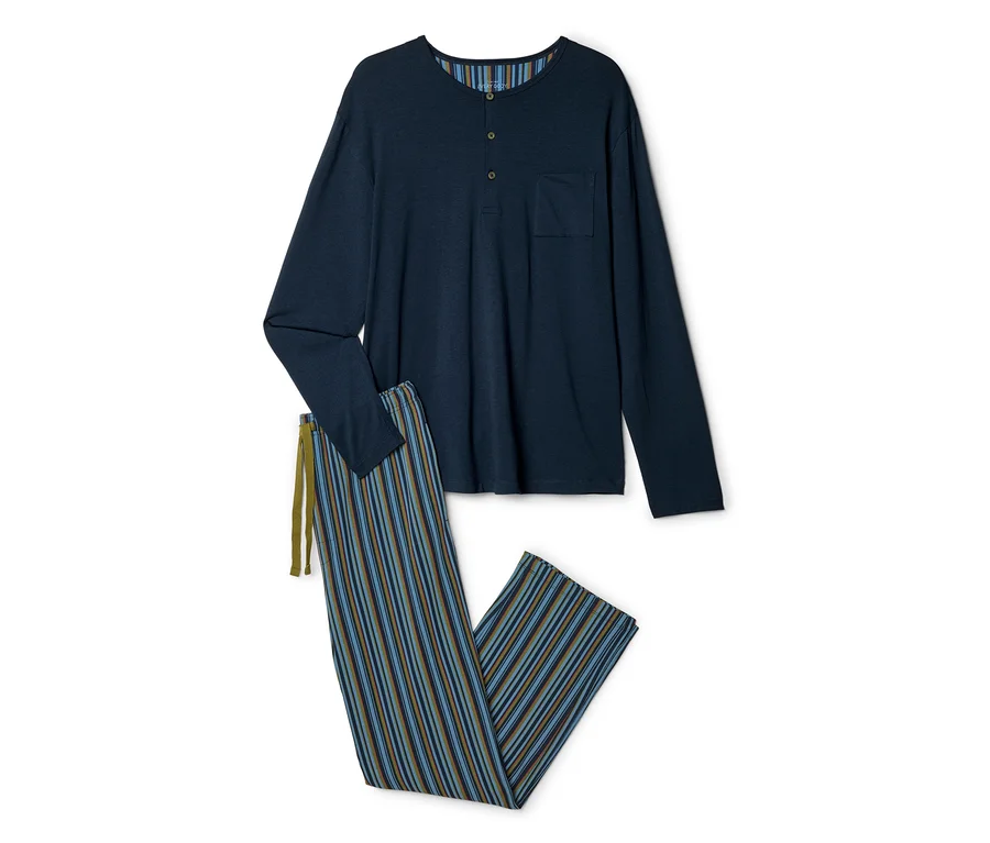 Zweiteiliger Pyjama: Marineblaues Langarm-Henley-Shirt mit Knöpfen und Brusttasche, dazu gestreifte Pyjamahose in Blau, Grün und Braun mit Kordelzug.