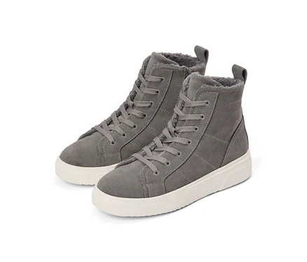 Graue High-Top-Sneaker mit weißer Sohle und flauschigem Futter.