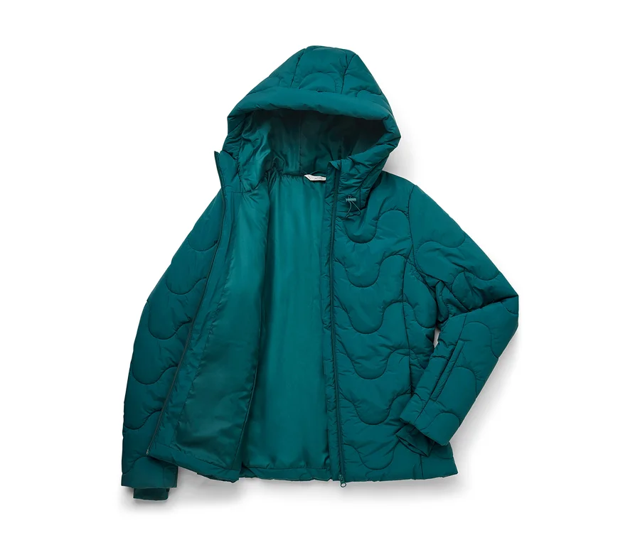 Dunkelgrüne Steppjacke mit Kapuze, offen liegend auf weißem Hintergrund, mit wellenförmigem Steppmuster.