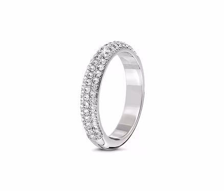 Nahaufnahme eines silberfarbenen Rings, der mit weißen Strasssteinen besetzt ist.