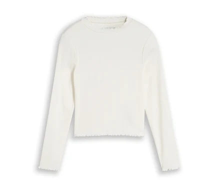 Weißes Langarmshirt mit Rippstruktur und Rüschenkanten an Kragen, Ärmelbündchen und Saum.