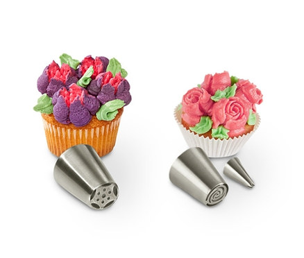 Zwei verzierte Cupcakes und ein Spritztüllen-Set.