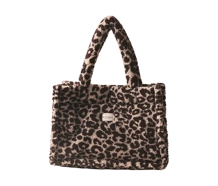 Flauschiger Street One Shopper mit braun-beigem Leopardenmuster und kleinem Label "Str. O. Ateliers".