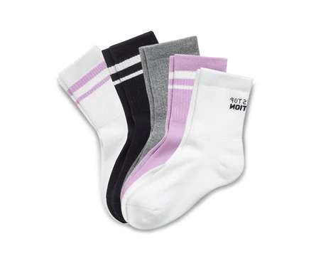Fünf Paar Socken in Weiß, Schwarz, Grau und Lila liegen übereinander.