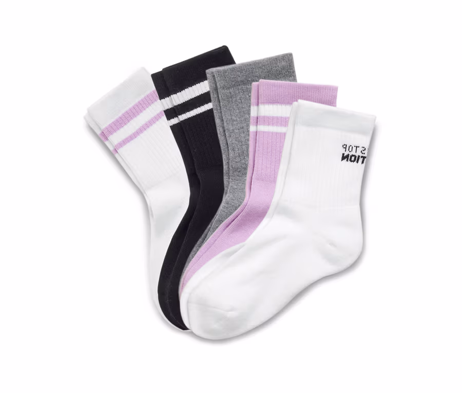Fünf Paar Socken in Weiß, Schwarz, Grau und Lila liegen übereinander.