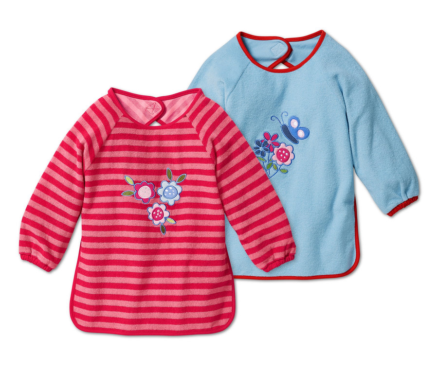 Zwei Ärmellätzchen: ein rosa-rot gestreiftes mit Blumen und ein blaues mit Schmetterling und Blumen.