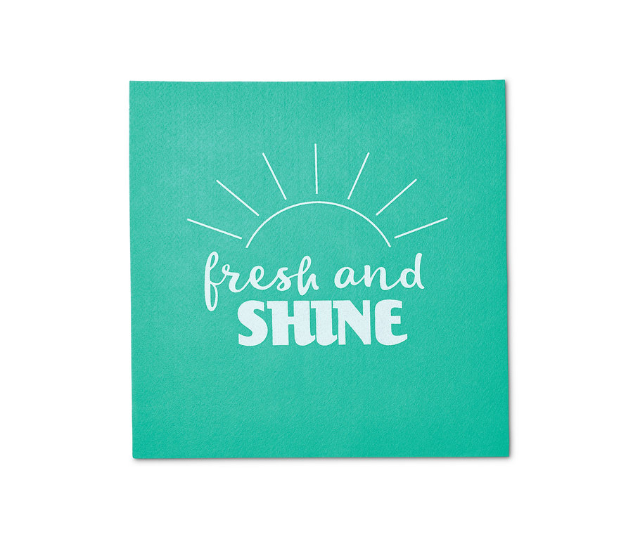 Ein grünes Tuch mit dem Aufdruck "fresh and SHINE" und einem Sonnenmotiv. 3 Spül- und Reinigungstücher.