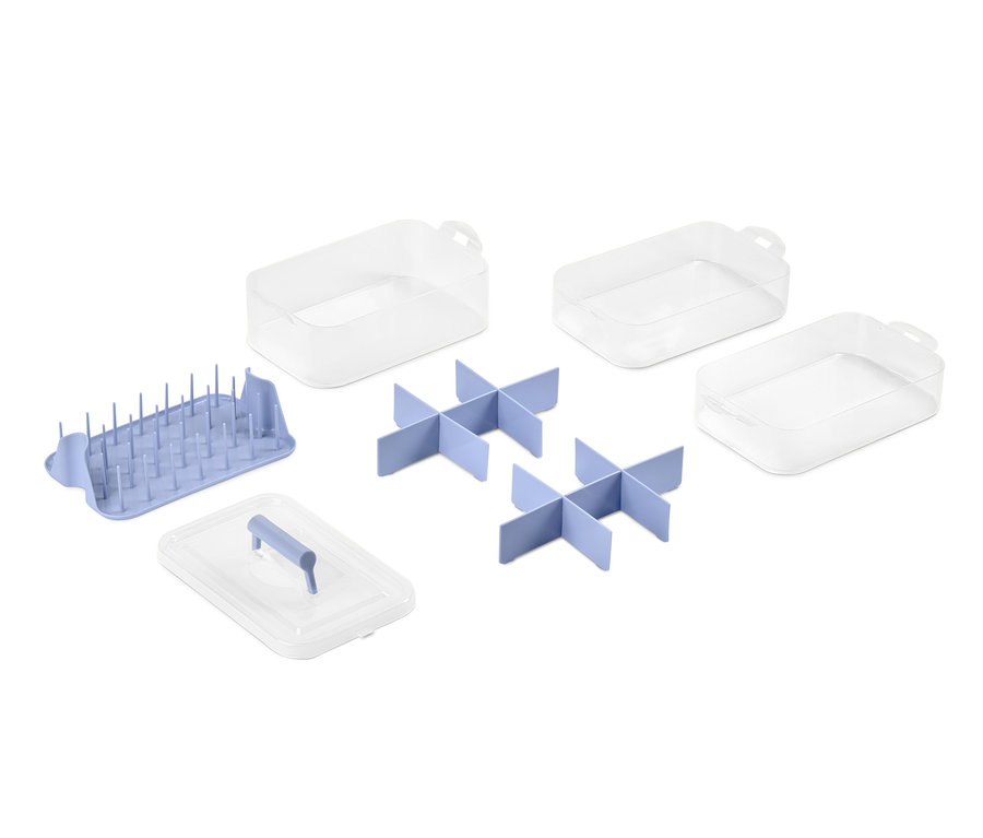 Organizerboxen: Transparente Boxen und blaue Innenelemente auf weißem Hintergrund.