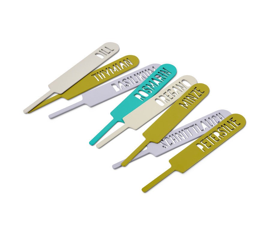 Eine Reihe von bunten Kräuterbeet-Markierer auf einem weißen Hintergrund.