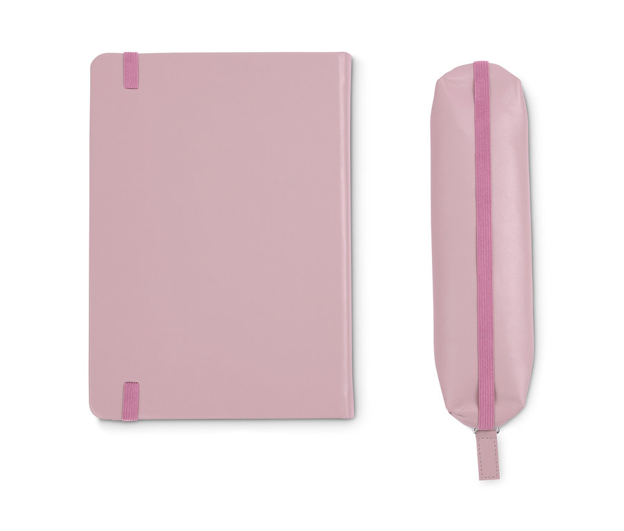 Ein rosafarbenes Notizbuch mit Stift und Etui liegt auf einem weißen Hintergrund.