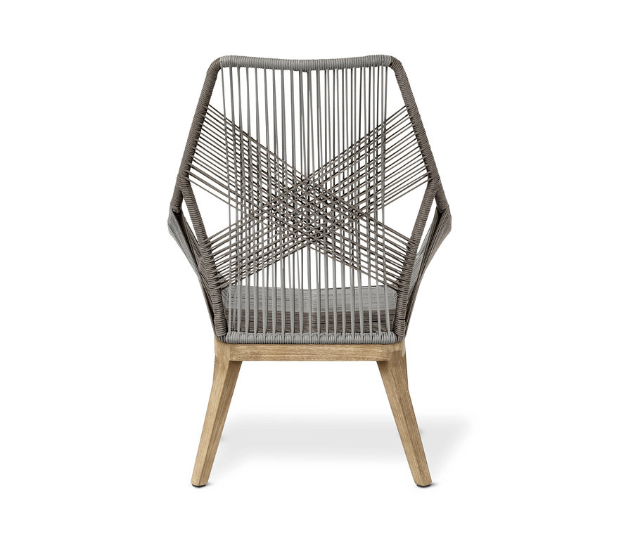 Rückansicht eines Textilgeflecht-Design-Sessels mit Fußhocker. Der Sessel ist grau und steht vor einem weißen Hintergrund.